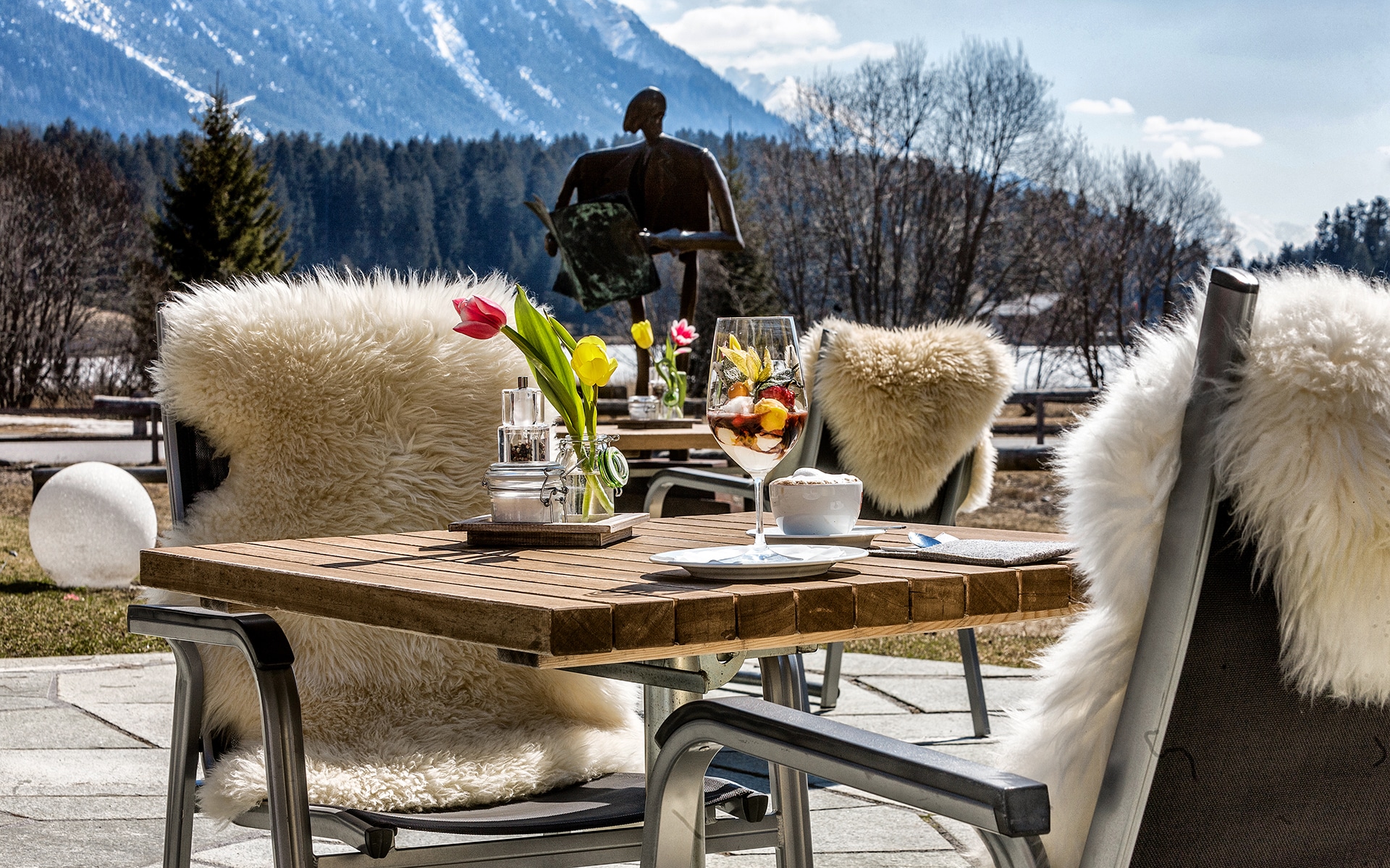 ein Apero auf der Terrasse vom Hotel Seehof geniessen