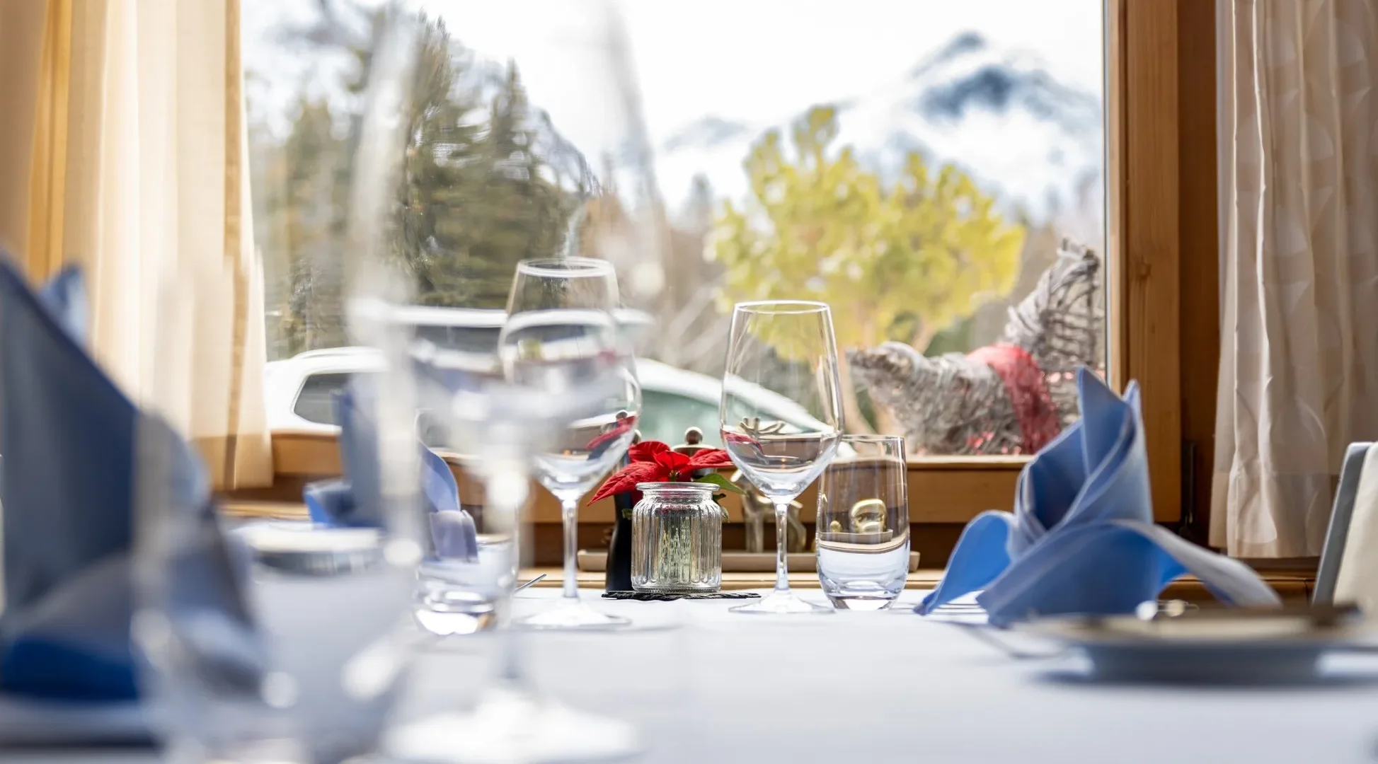 Ein stilvoll gedeckter Tisch mit Blick auf den verschneiten Heidsee und die Bergkulissen
